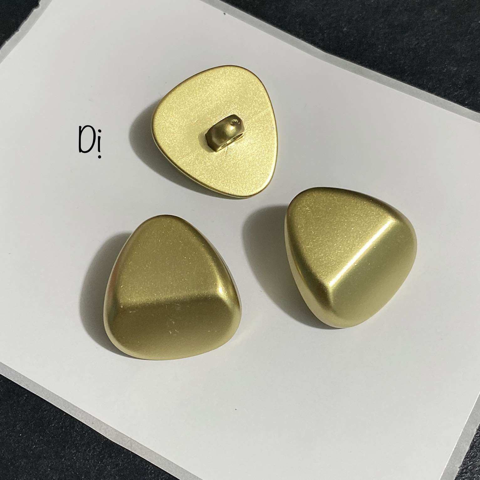 Set 5 NÚT NHỰA GIẢ ĐỒNG SIZE 2.1cm ( thẻ bài)