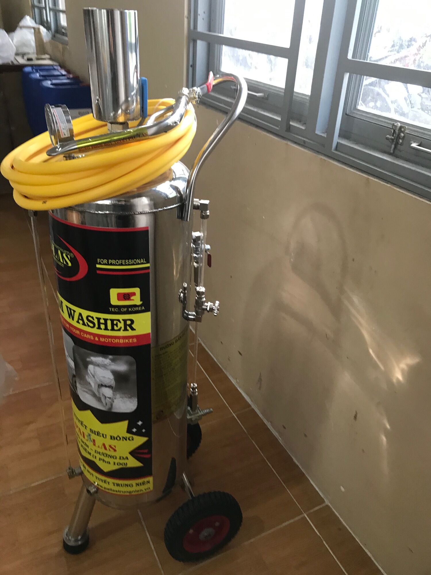 MÁY RỬA XE BỌT TUYẾT PALLAS 40 lít ( Tặng kèm 1 can bọt tuyết 6lit )