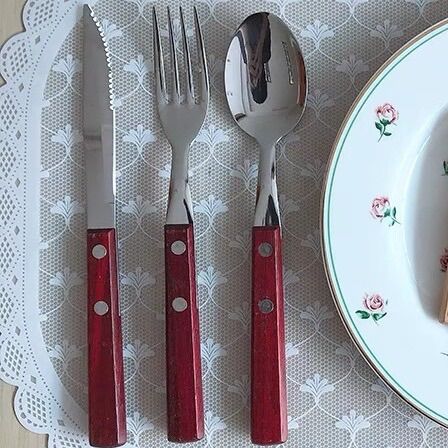 Set dao, thìa, nĩa cán gỗ phong cách Hàn Quốc.