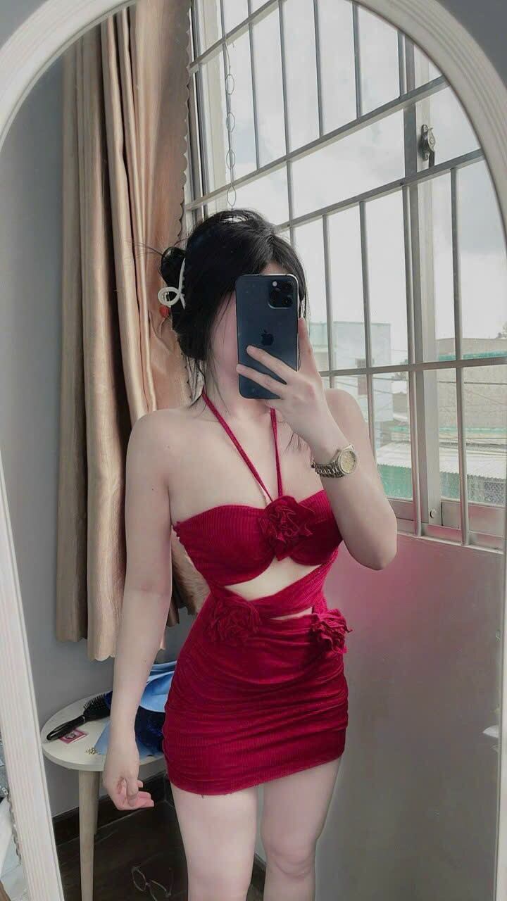 Đầm body dây yếm đính hoa khoét ngực