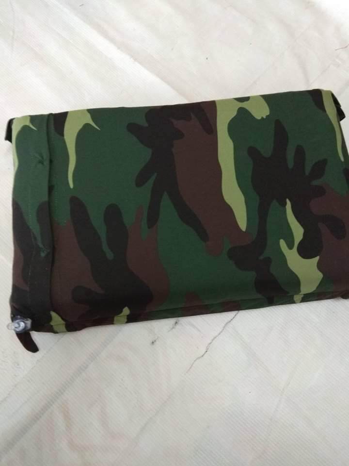 gối hơi màu rằn ri in loang