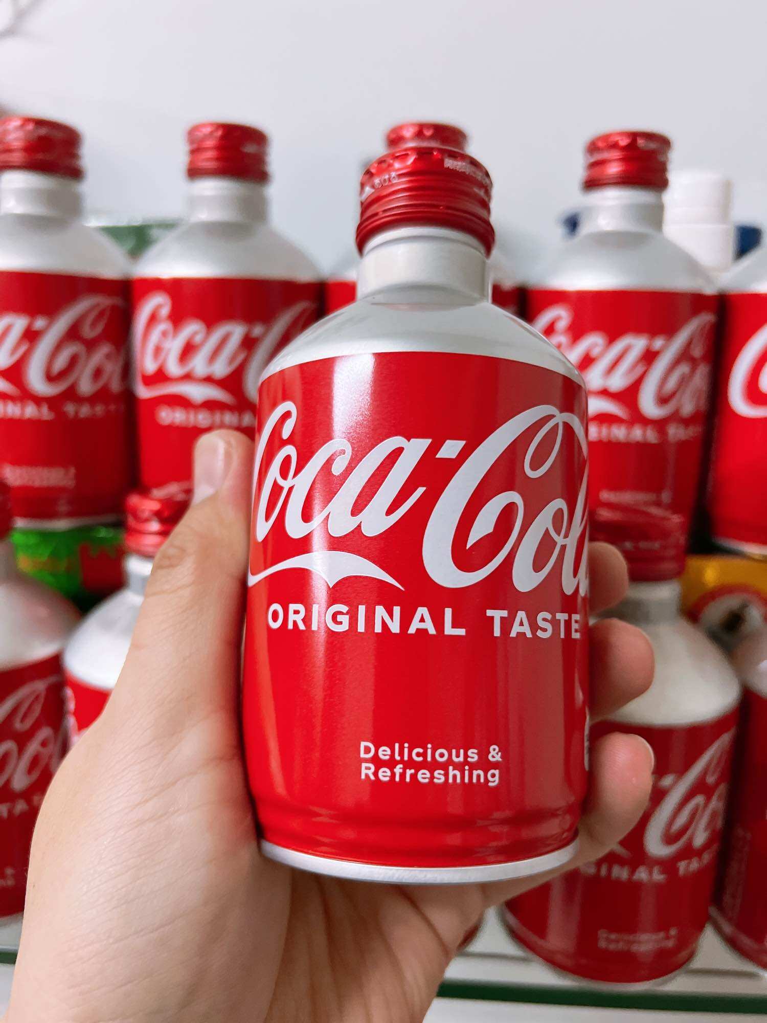 24 chai Coca chai nhôm nắp vặn 300ml Nhật Bản.