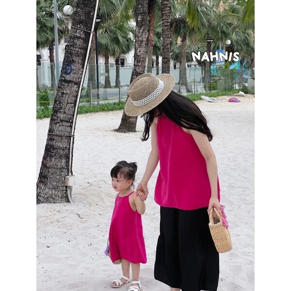 Váy yếm đôi hồng sen cho mẹ và bé