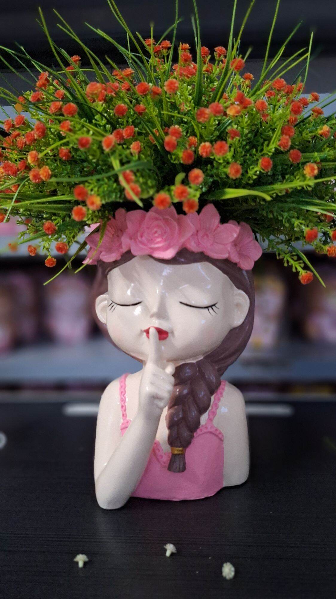 Bình cắm hoa cô gái suỵt