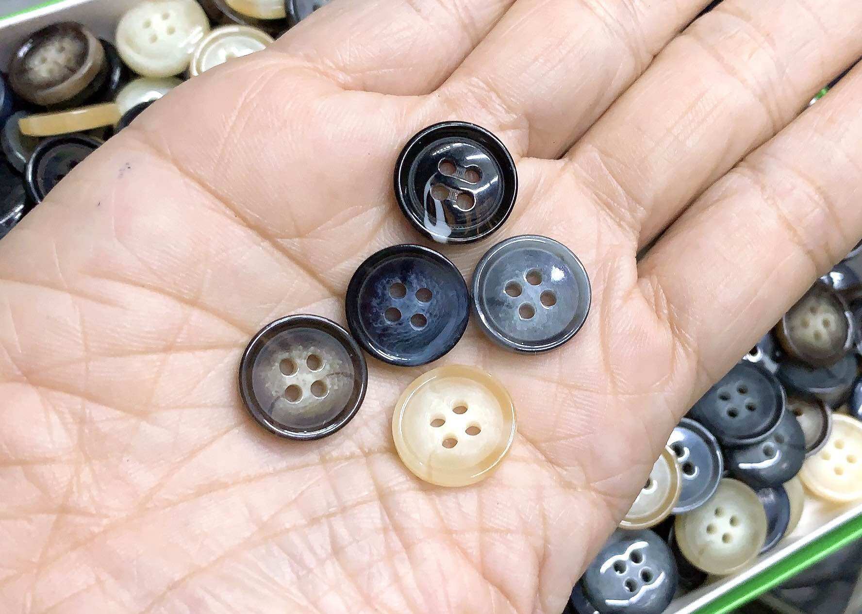 Nút quần tây 4 lỗ vân thủy 15mm.
