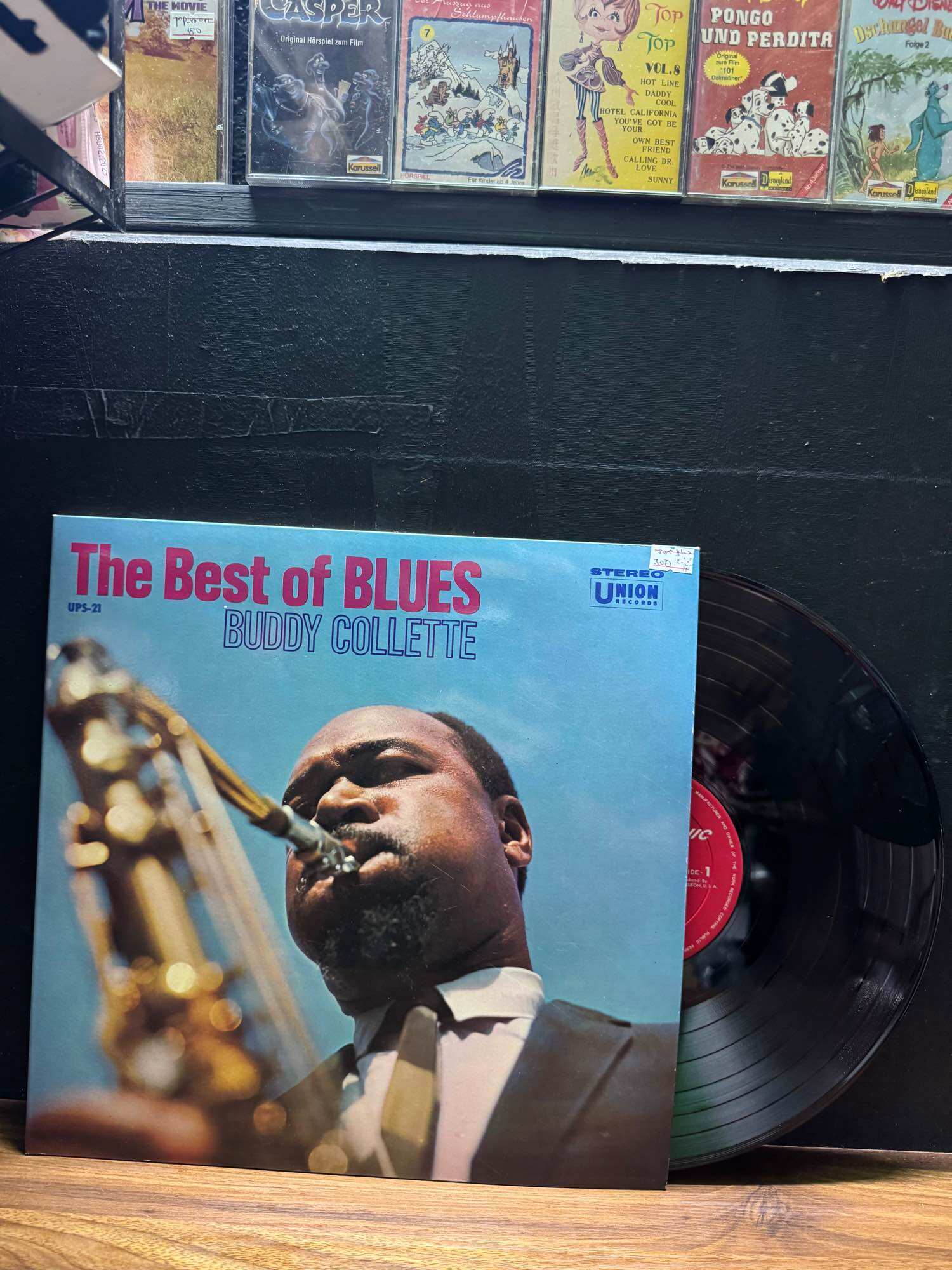 Đĩa than vinyl : kèn saxophone của nghệ sĩ Buddy Collette Album : The Best of Blues - một sản phẩm thuộc danh mục đồ sưu tầm âm nhạc.