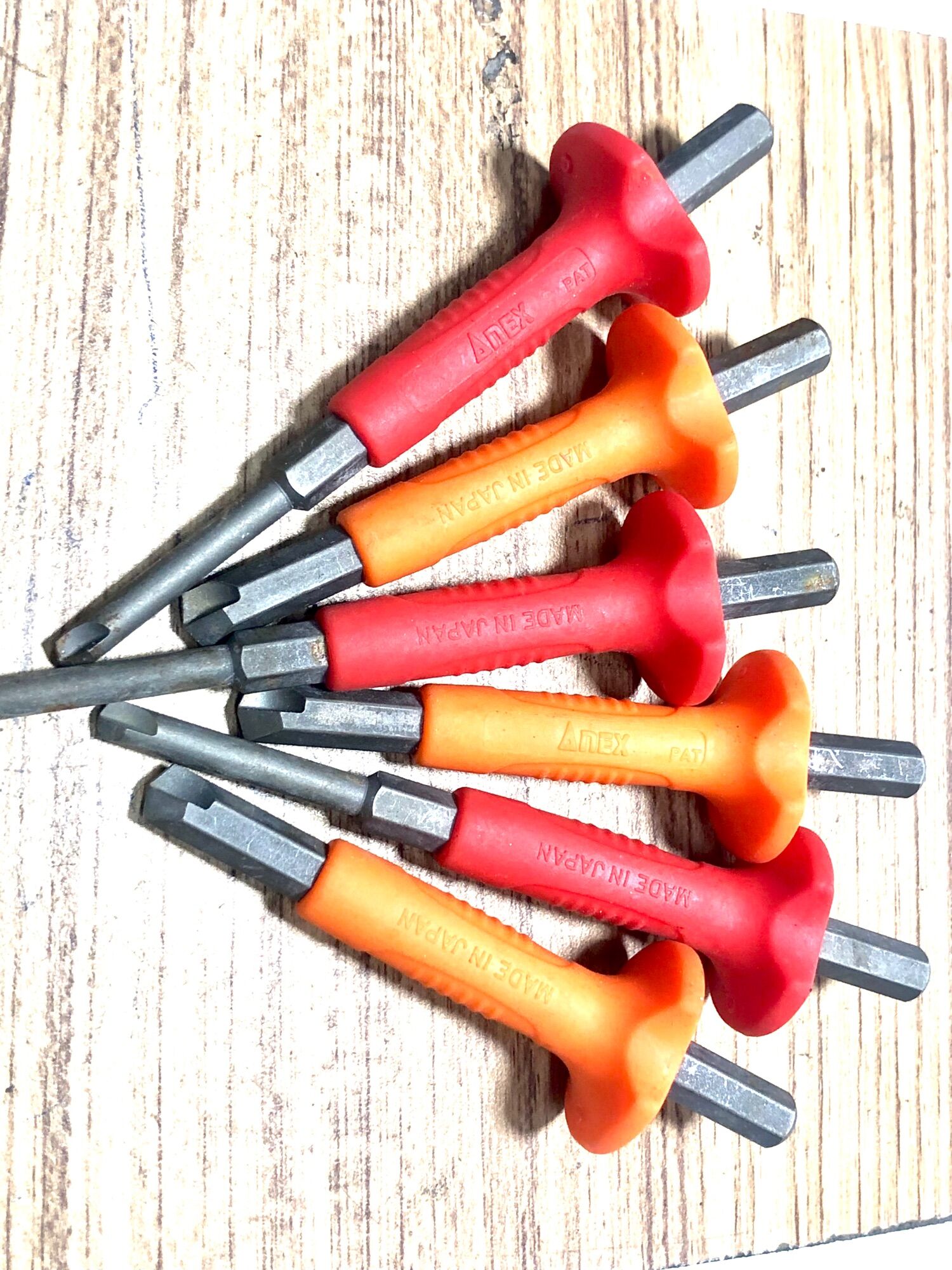Cặp vít đóng tháo ốc hư Anex chính hãng Nhật. m2 và M4. Dùng đóng mở các ốc hư tròn cạnh.