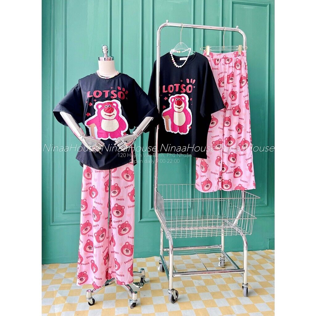 Set áo đen gấu dâu xẻ tà quần gân hồng xinh xắn