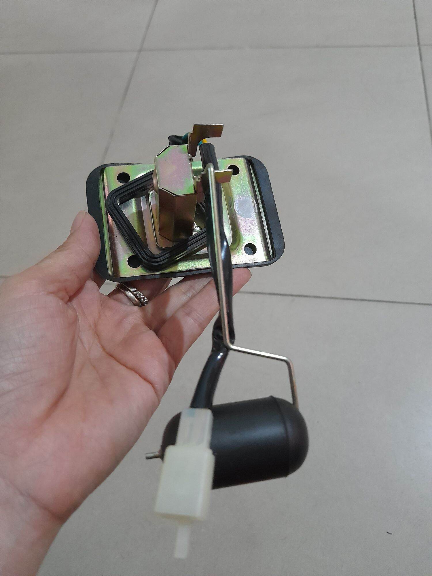 Báo xăng gắn cho xe Cúp 82 đến 86.