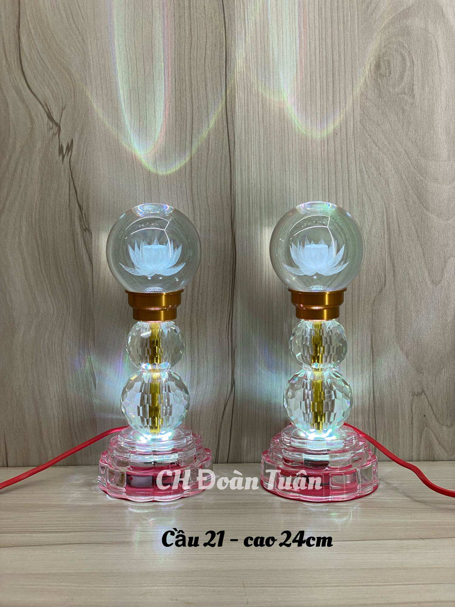 MỘT CẶP ĐÈN THỜ QUẢ CẦU PHA LÊ KHẮC HOA SEN