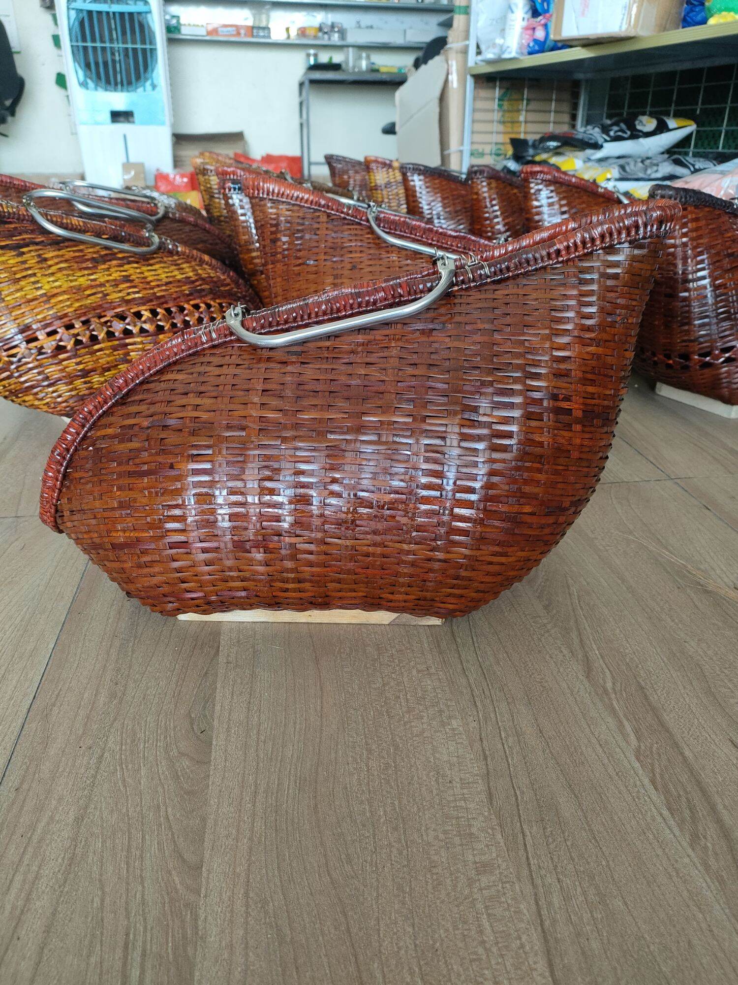 Làn mây tre xách gà
