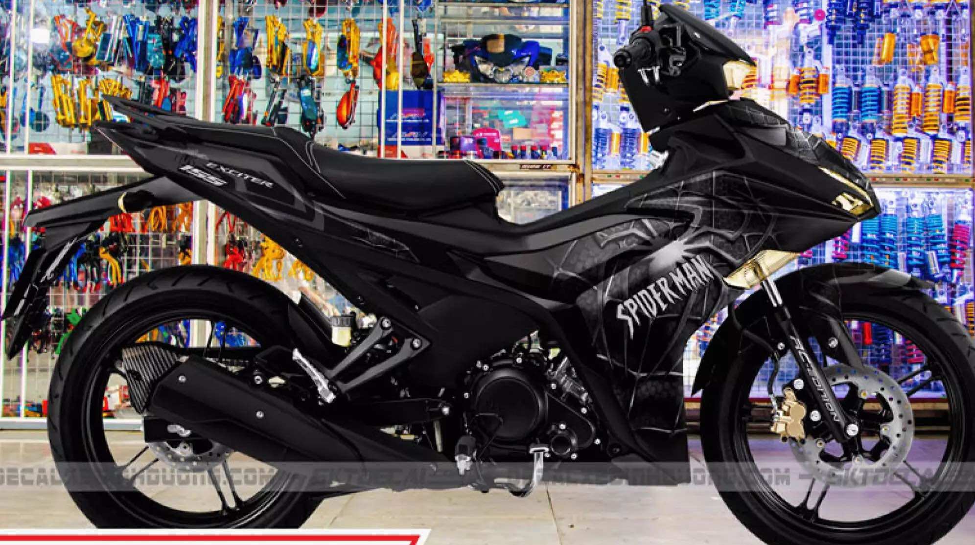 Tem trùm xe exciter 155 SPIDERMAN ĐEN XÁM đẹp - Tem dán xe máy exciter 155 SPIDERMAN ĐEN XÁM thiết kế theo yêu cầu - tem trùm exciter 155 độ chế đẹp và rẻ chất