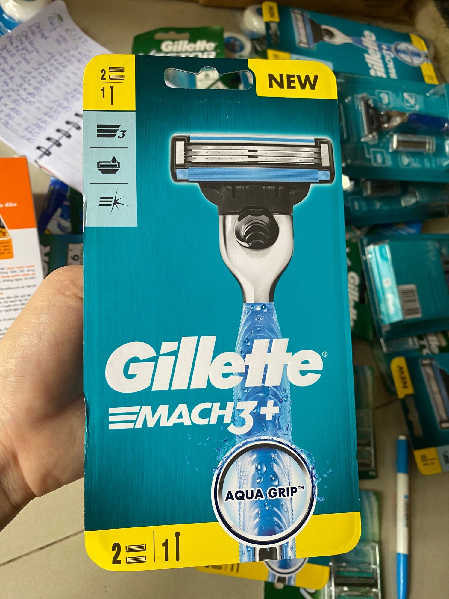 Dao Cạo Râu 3 Lưỡi Gillette Mach 3 Aqua Grip ( 1 cán + 2 lưỡi thay thế)