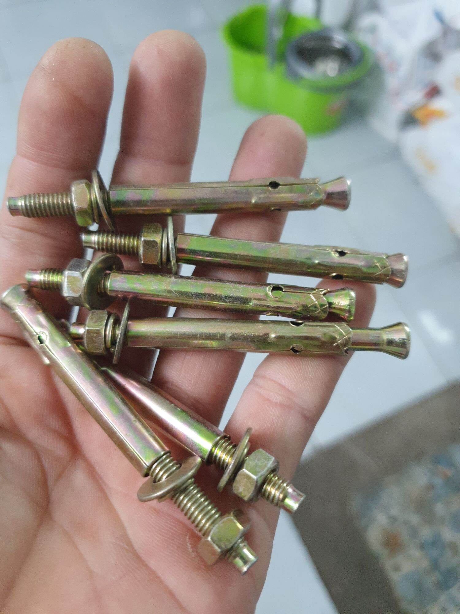Tắc kê sắt bulon nở 6li ,8li bọc 10 con