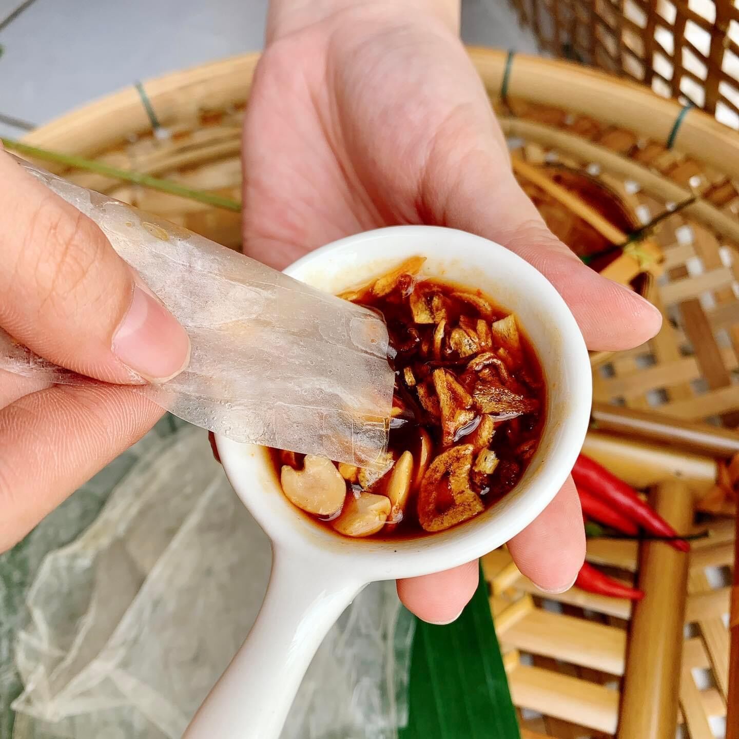 COMBO 500gr BÁNH TRÁNG PHƠI SƯƠNG CHẤM SỐT ME BƠ