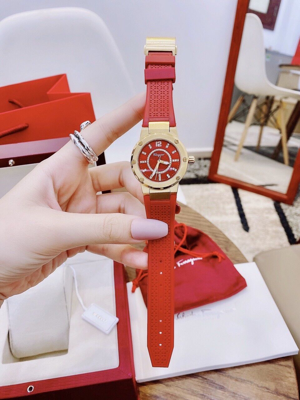 Đồng hồ nữ Ferragamo bản màu đỏ vành trơn