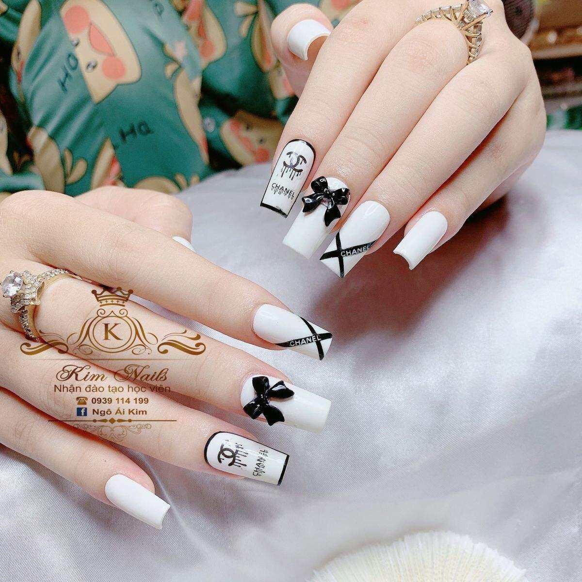 Mẫu nail phối 2 màu trắng đen basic, nhẹ nhàng nhưng lại sang không tưởng,  form móng nhọn dài nịnh tay, chiều l... | Instagram