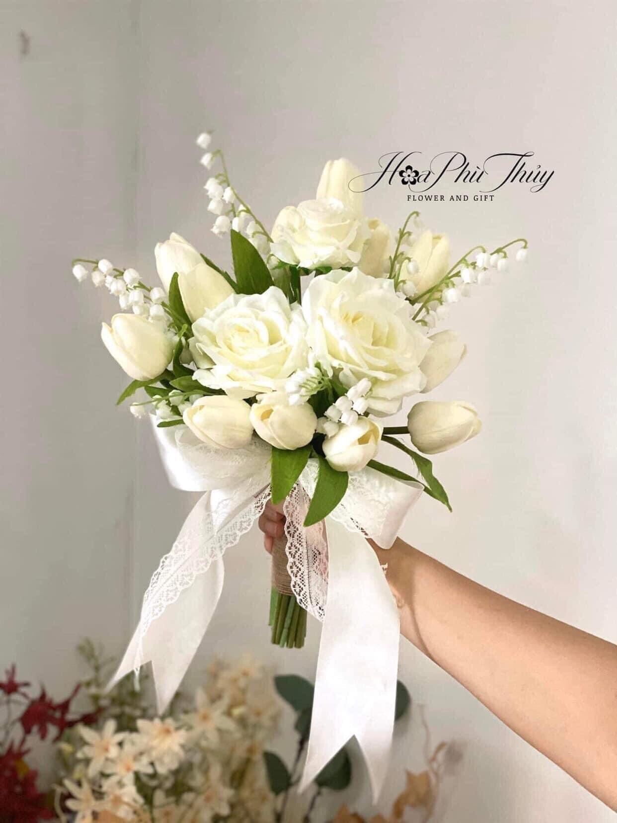 Hoa cưới cầm tay cô dâu bằng lụa cao cấp