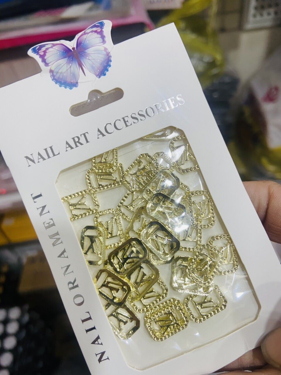 Charm LV trang trí móng