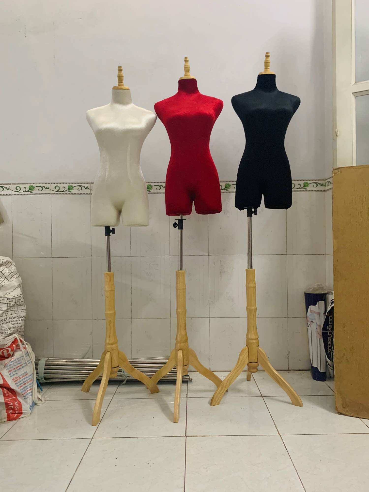 Manocanh nhung nữ đầu gỗ đế gỗ