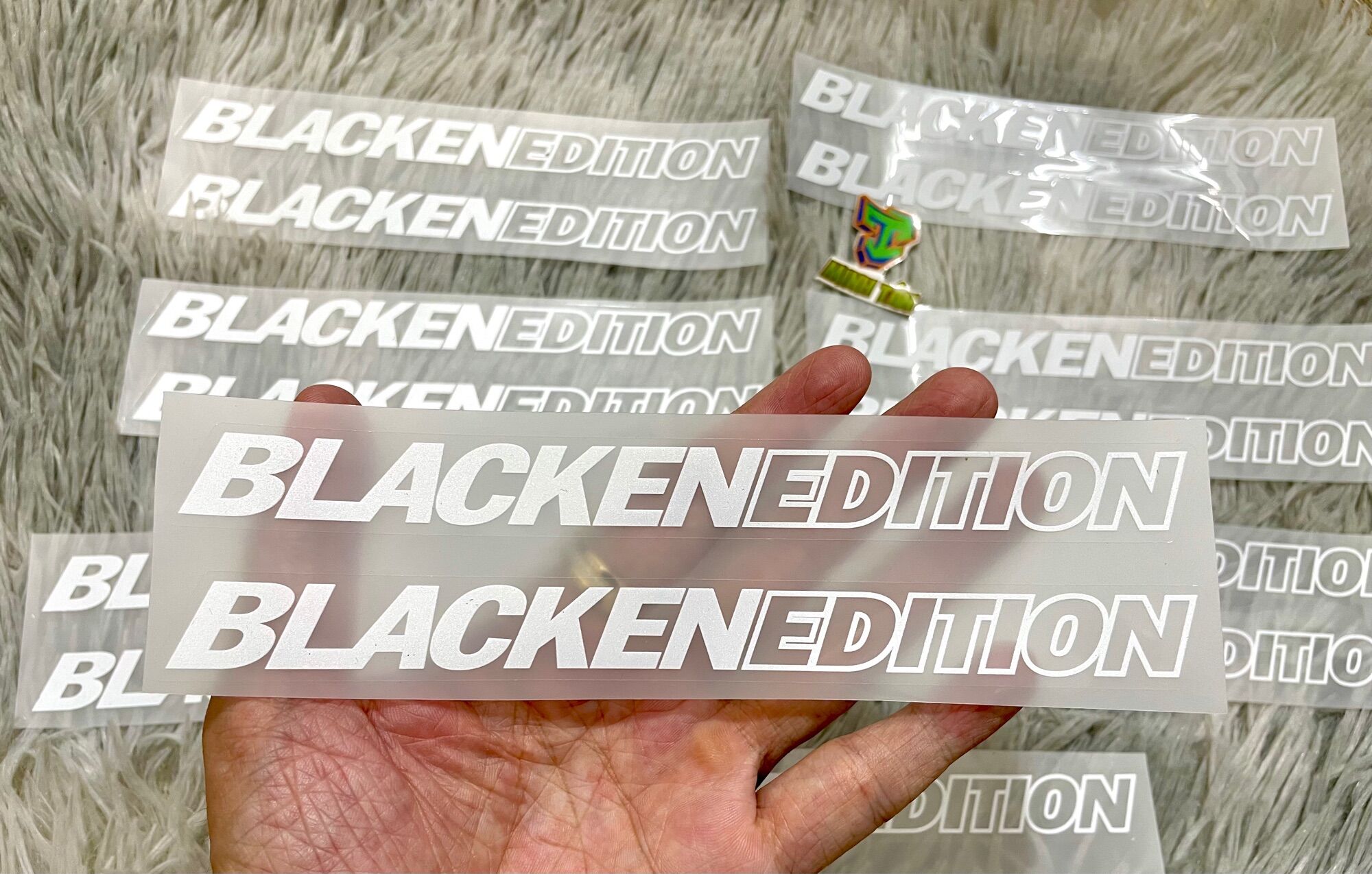 Tem BLACKEN EDITION nền trong siêu nét. ( giá 1 cặp)