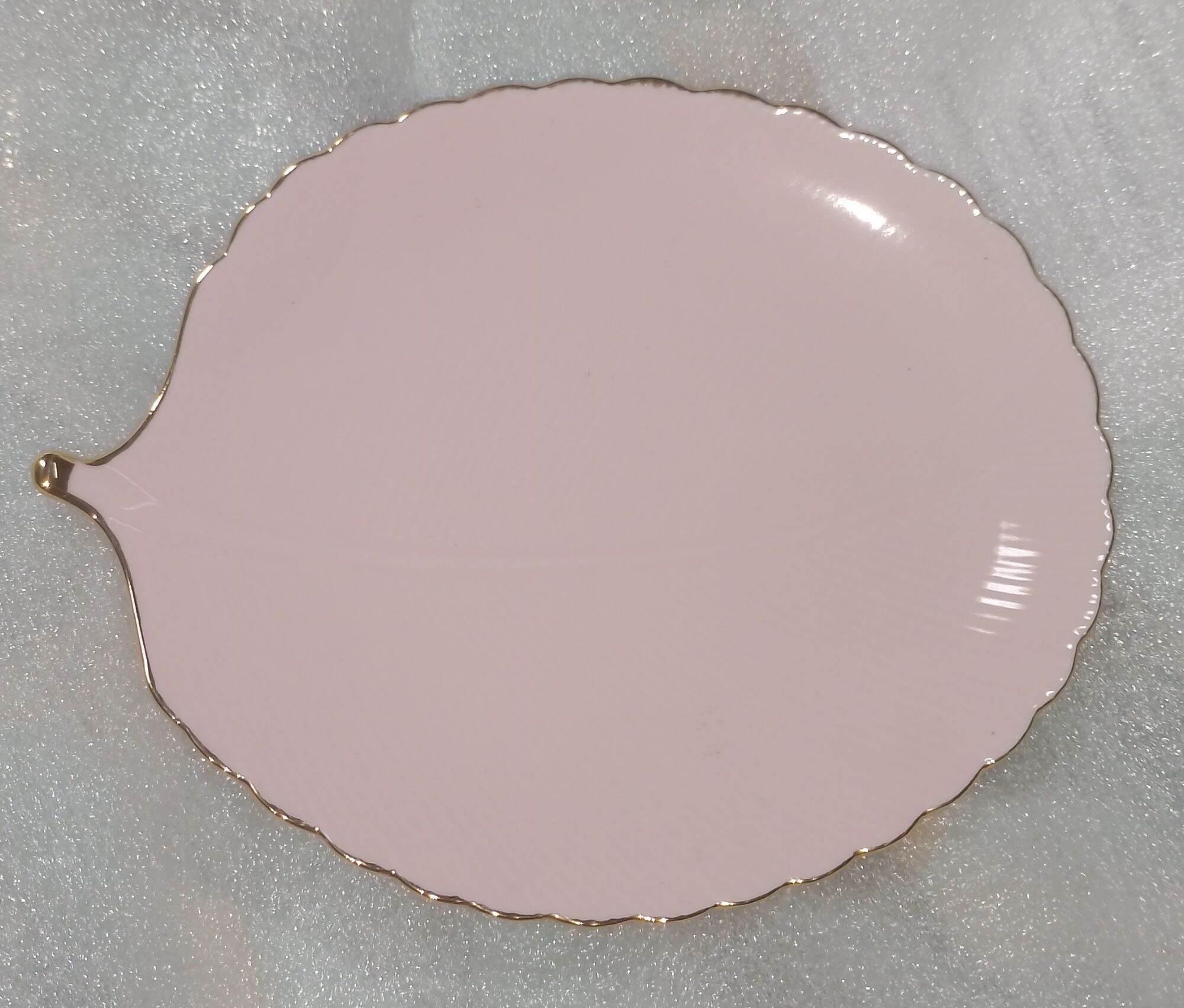 Đĩa gốm sứ hình lá màu hồng viền vàng 15cm x 12 cm