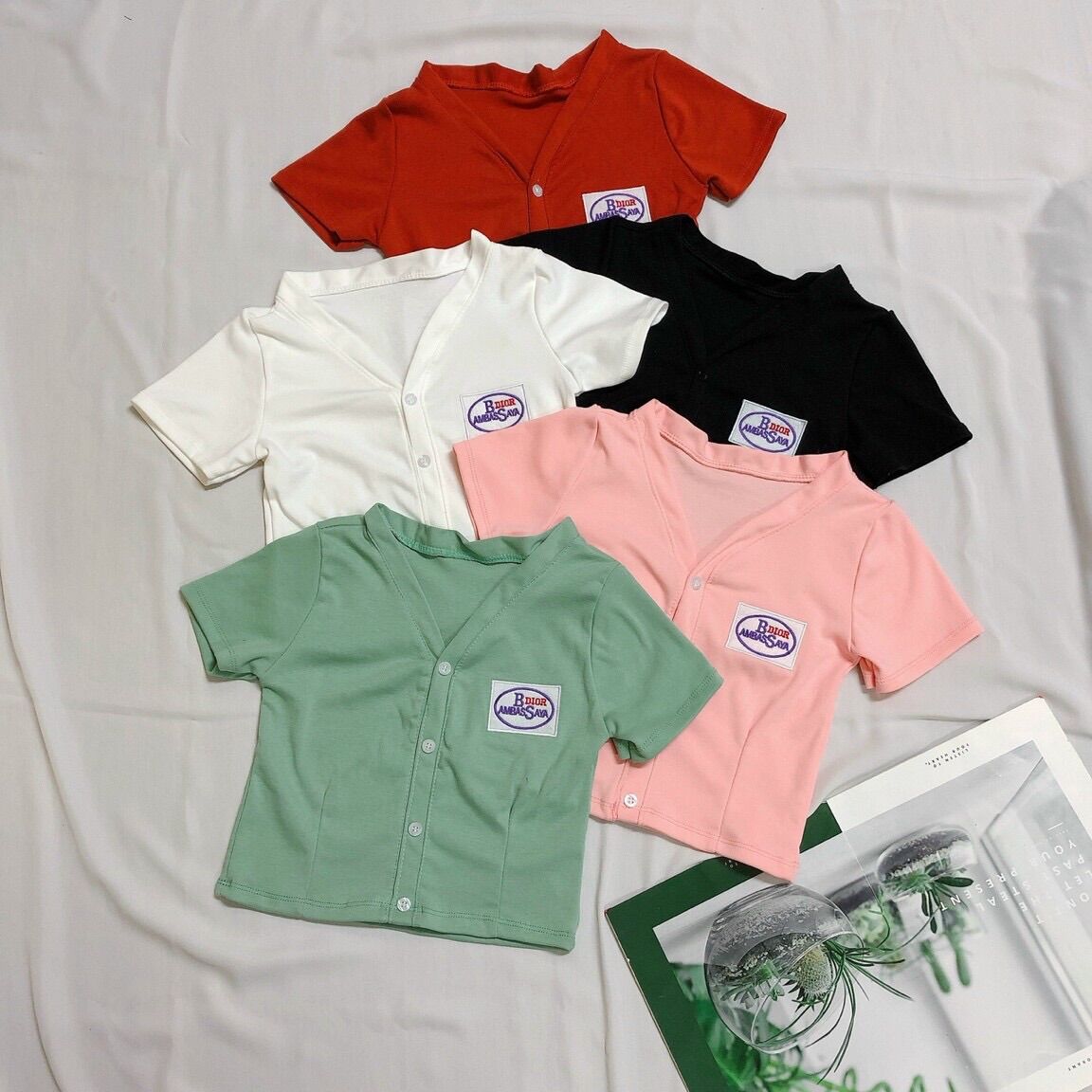 Áo croptop áo một hàng nút thêu logo from dưới 50kg
