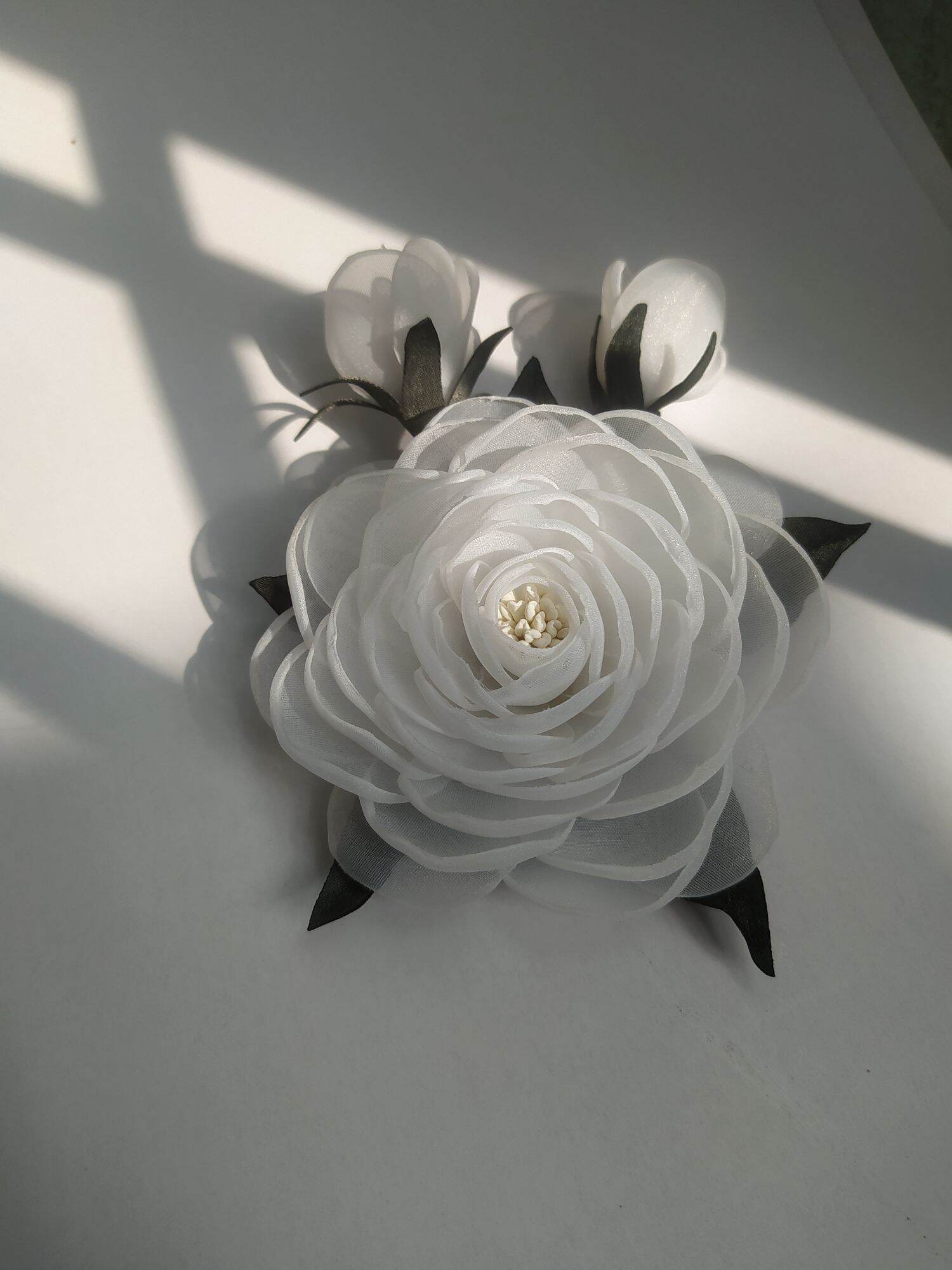 Hoa chùm cài áo handmade Canto màu trắng