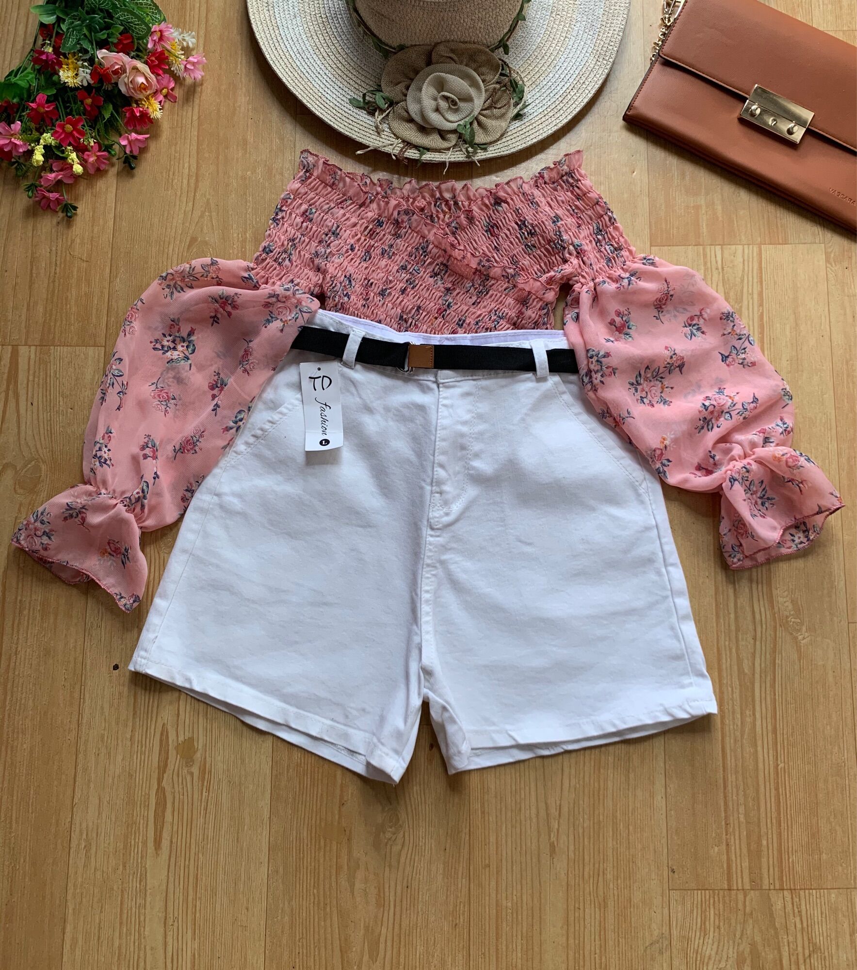 Quần sort kaki nữ tặng kèm đai thắt như hình. Chất liệu kaki nữ giả jean co giãn dày dặn . Size sml
