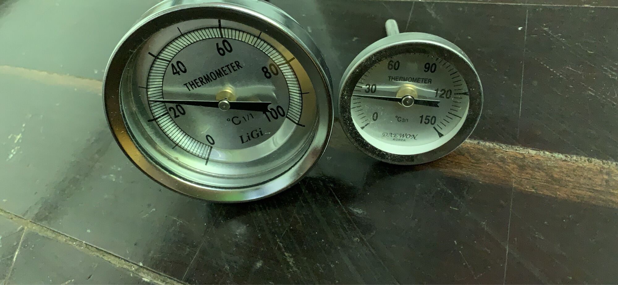 đồng hồ đo nhiệt to và nhỏ