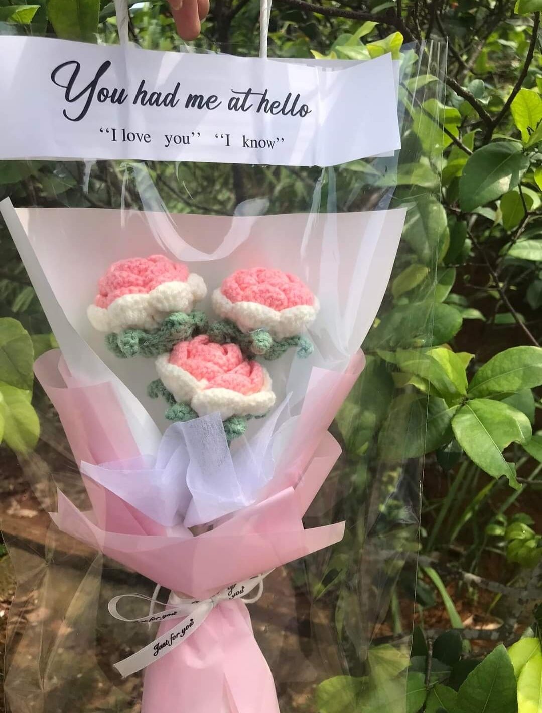 ( tặng kèm thiệp và túi )bó hoa hồng len 3 bông, làm quà tặng 8/3, 14/2, 20/10, quà tặng tốt nghiệpđã gói sẵn
