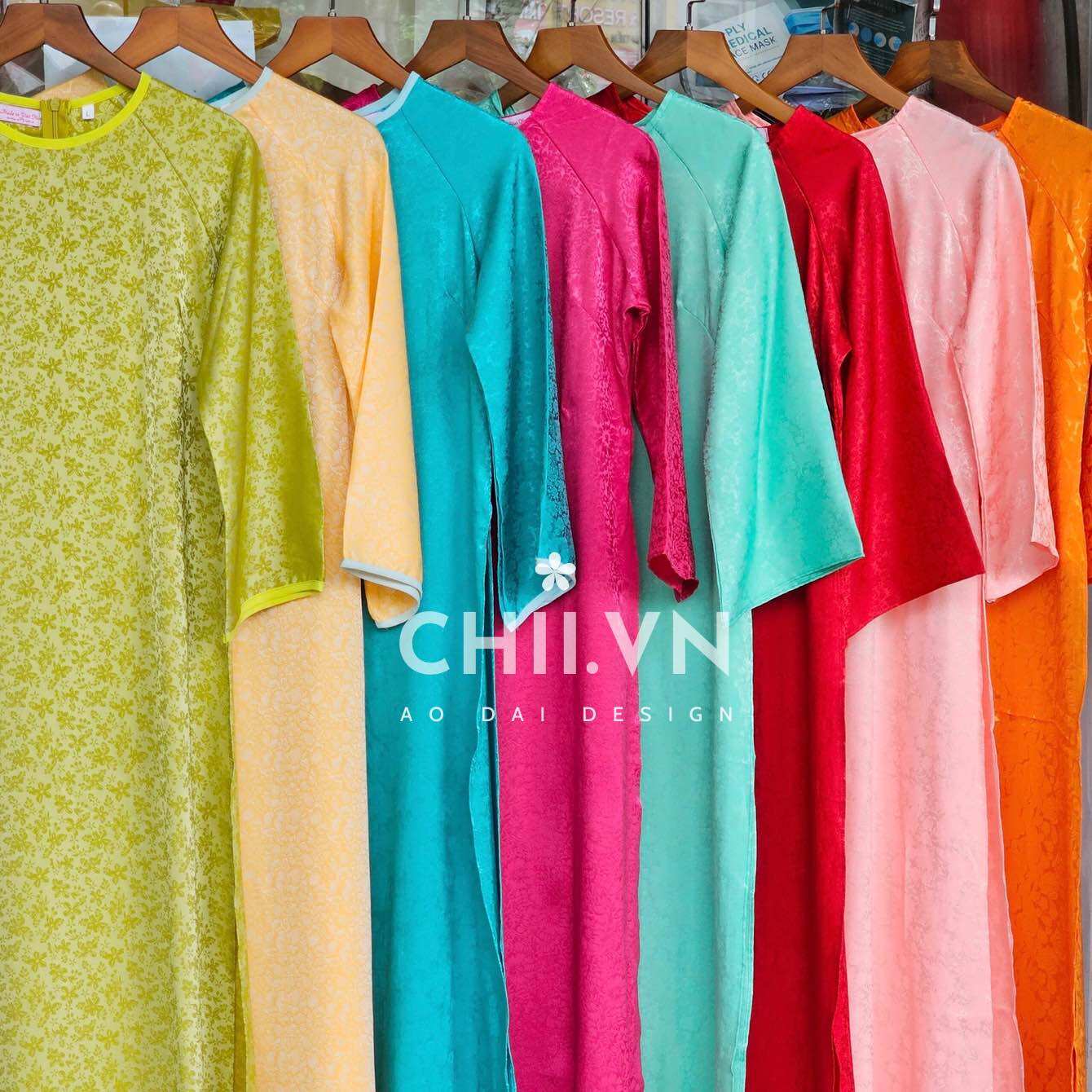 Áo Dài Cách Tân Dáng Suông Cổ Tròn Gấm Tơ