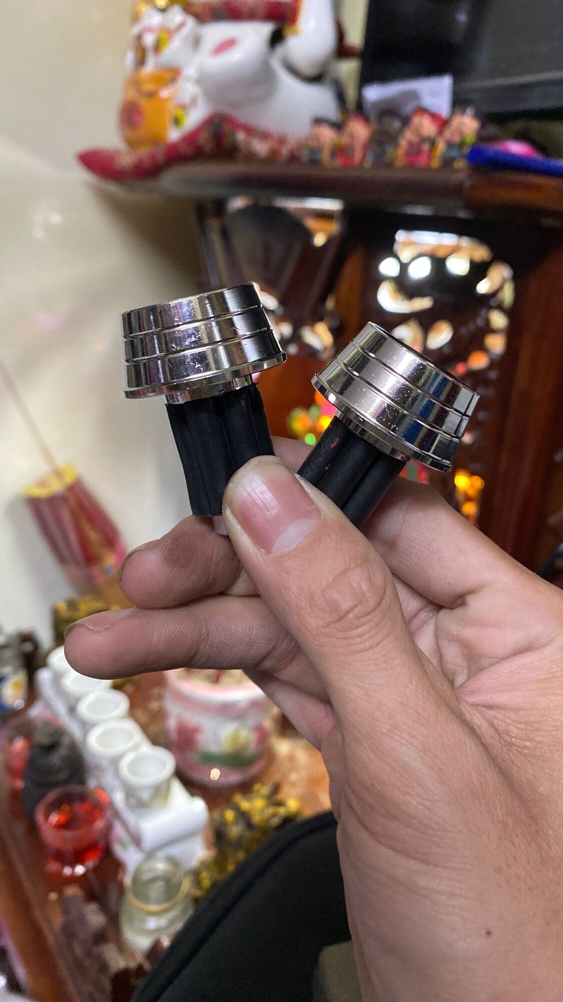 cặp gù chỉ âm inox đặc gắn xe máy