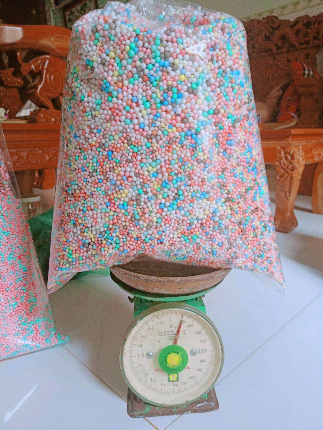 100gr Xốp hạt đủ màu làm quà (Bịch lớn)