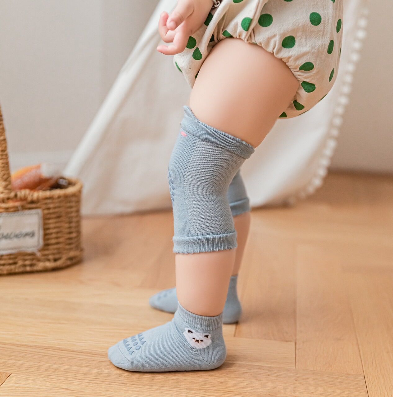 Set vớ + tất tập bò cho bé chống trợt
