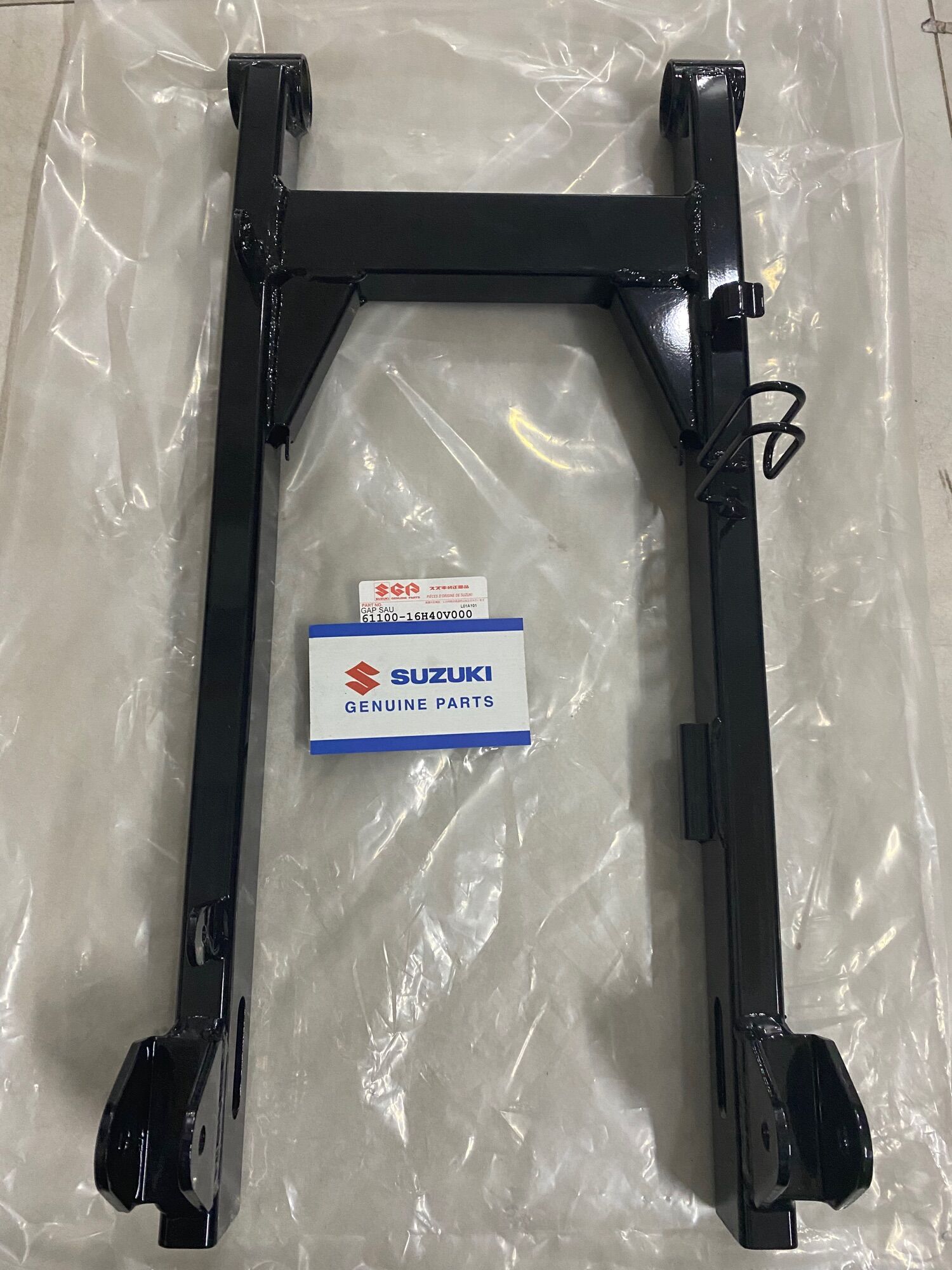 Gắp càng sau axelo 125 thắng đĩa sau suzuki chính hãng