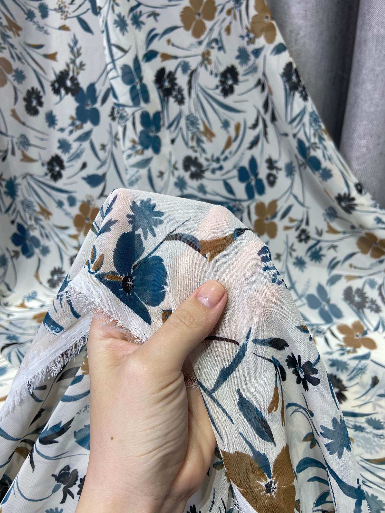 VOAN LỤA NỀN TRẮNG ĐỤC-KHỔ 1.5M-VẢI NHÀ PHẠM