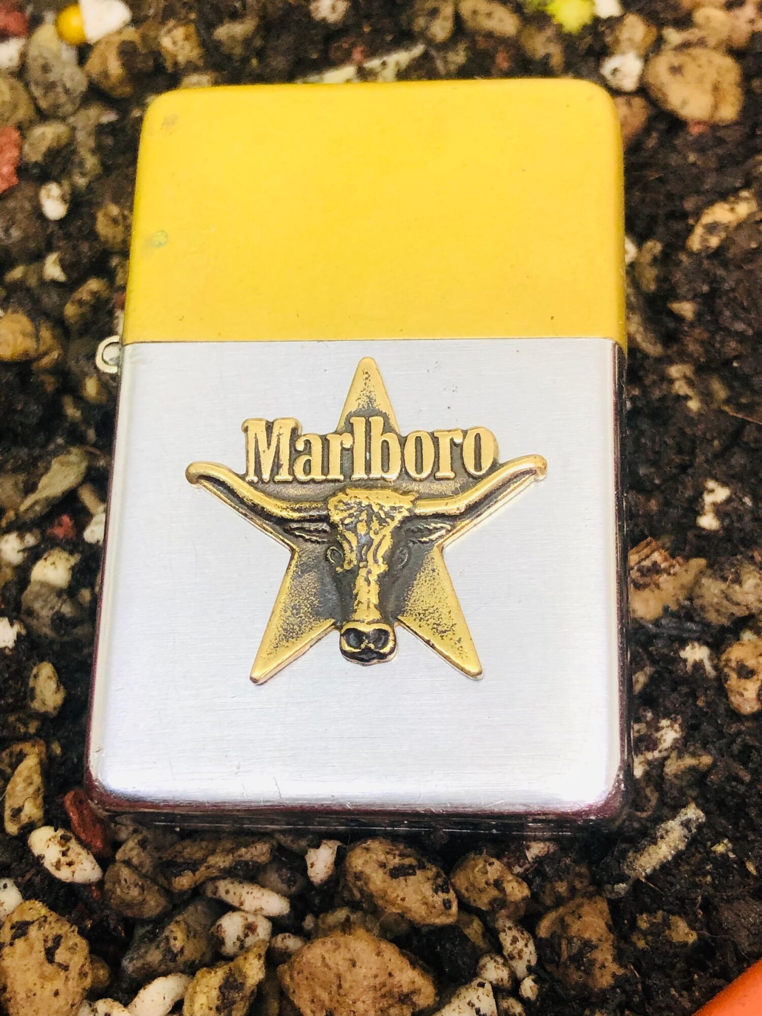 Eblem Đầu bò có tóc Marlrobo dán Zippo