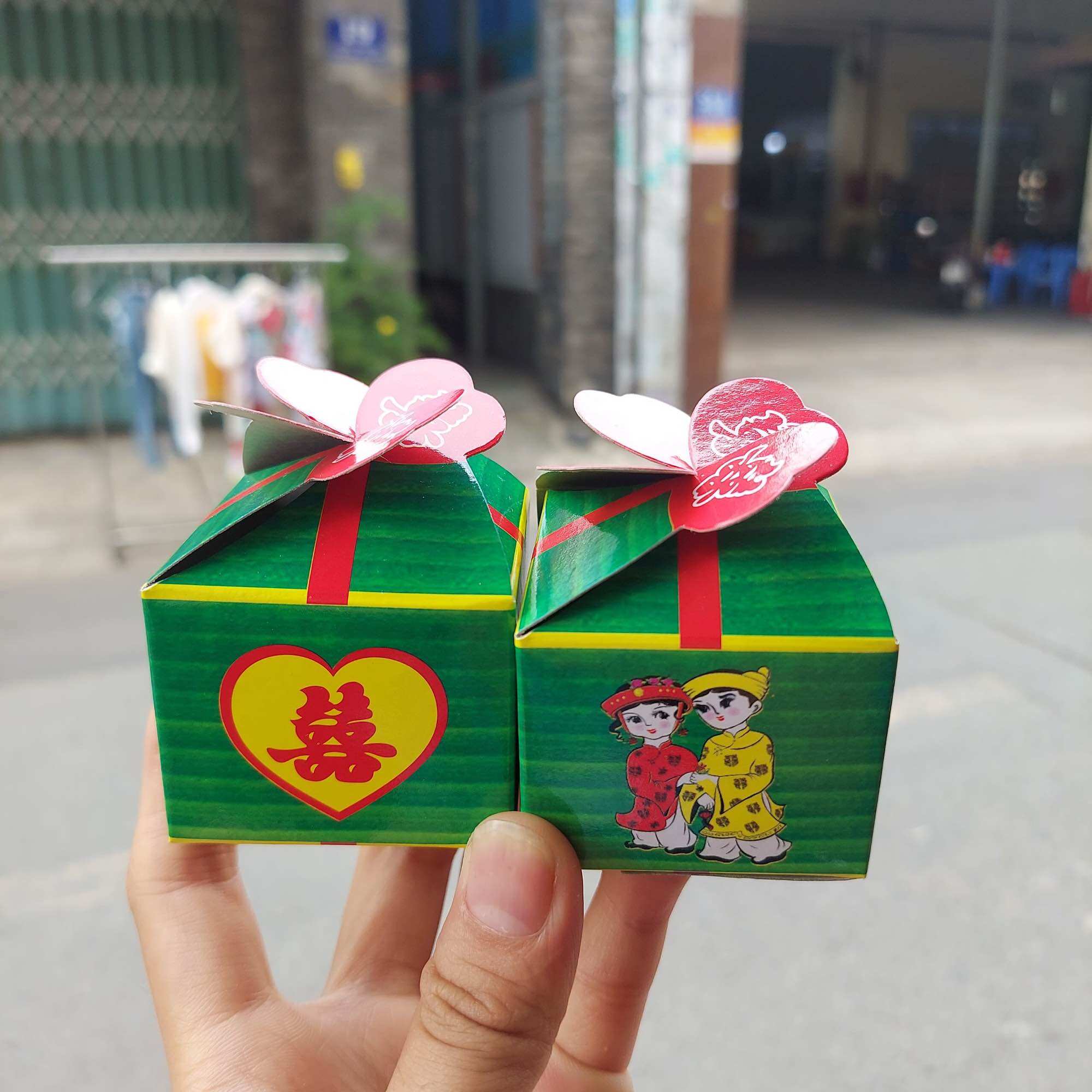 Hộp quà đựng bánh phu thê họa tiết tim 4*5cm làm mâm quả