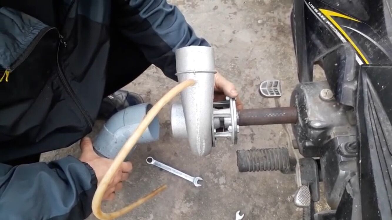 Máy bơm nước gắn xe máy  thân dài phi 76