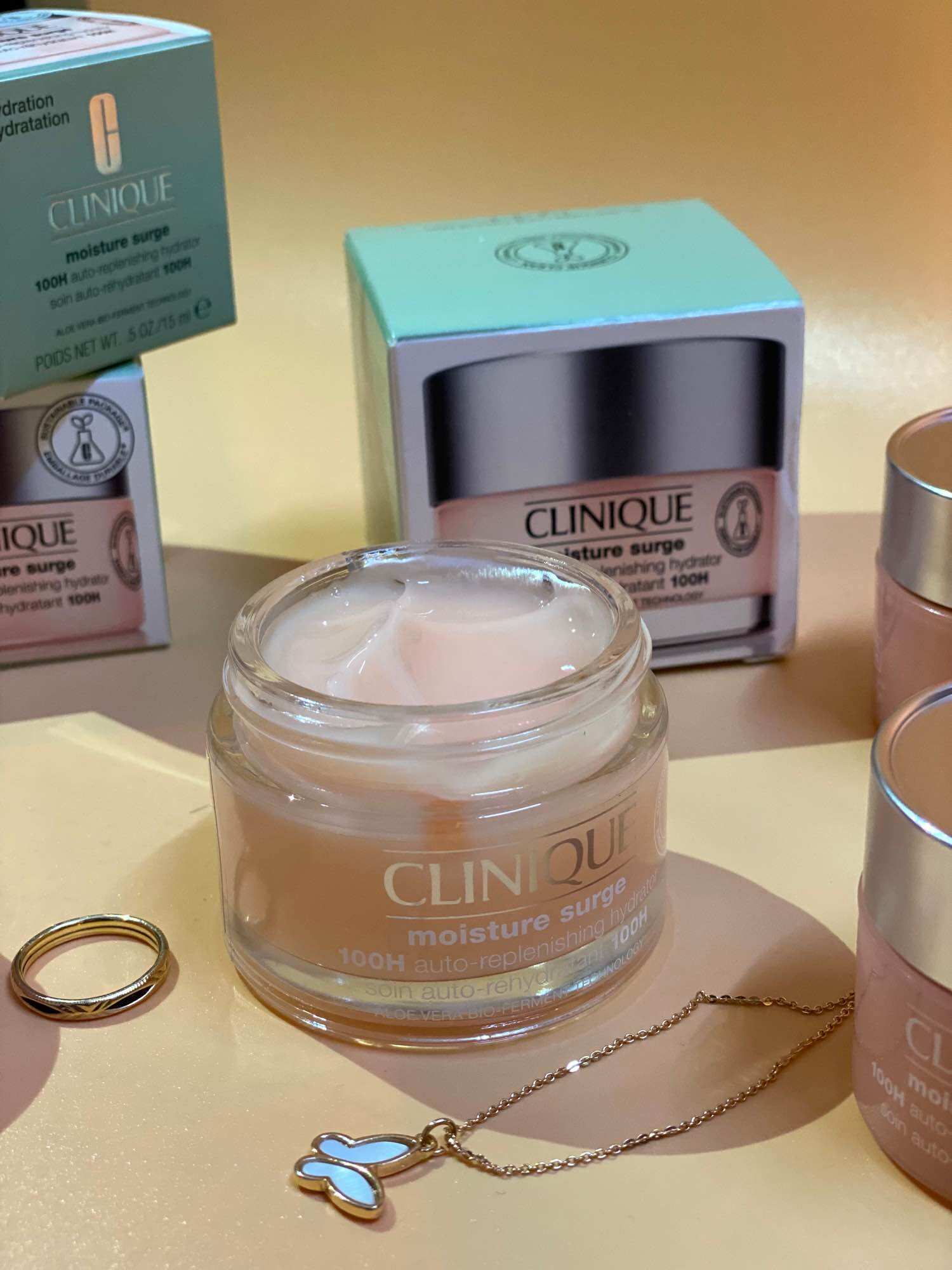 Kem dưỡng cấp ẩm tức thì clinique moisture surge 100h