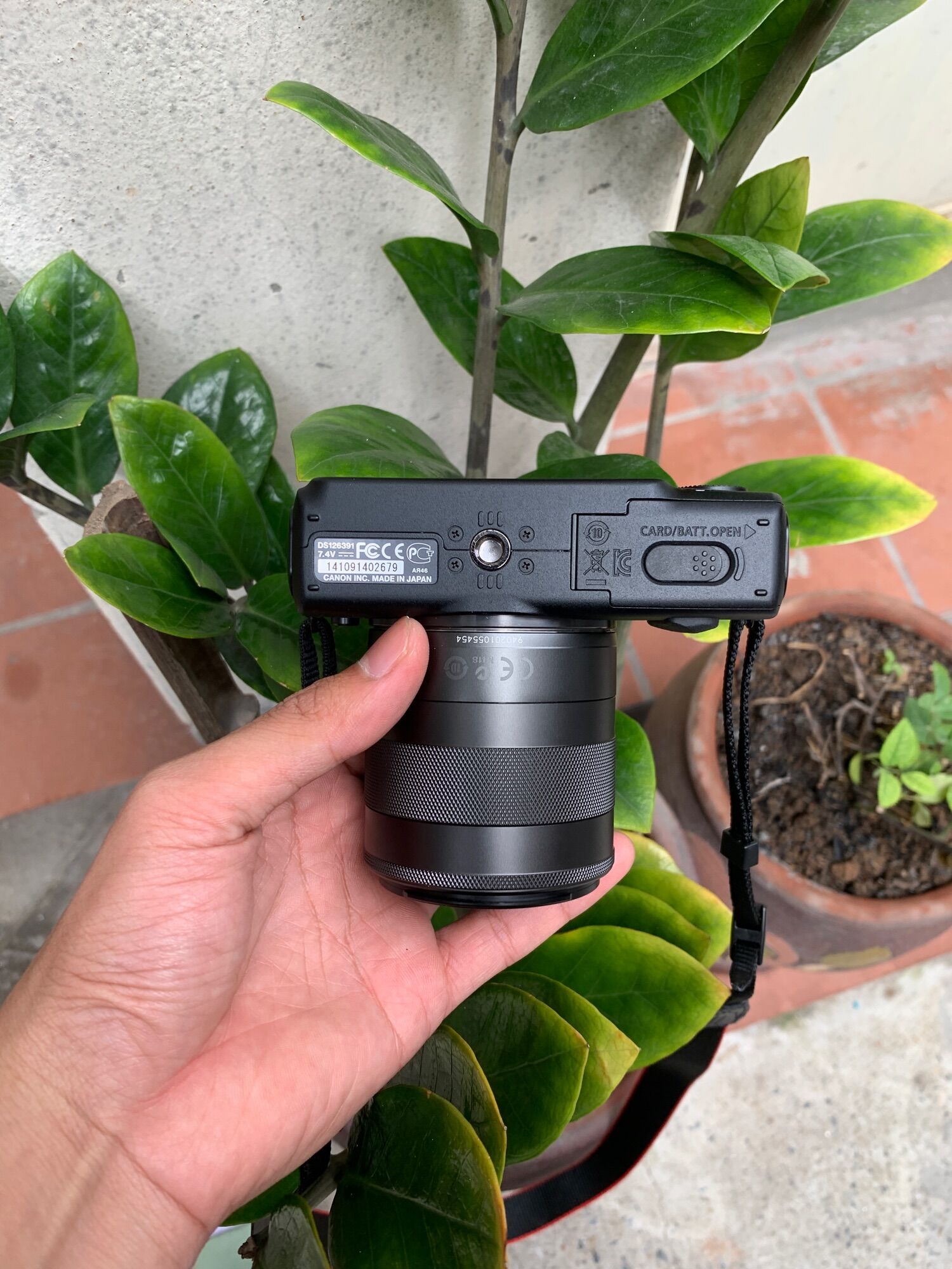 Bộ máy ảnh Canon EOS M kèm lens kit