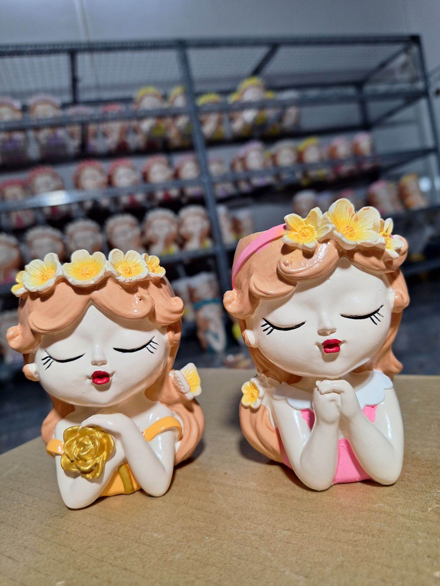 Bình cắm hoa cô gái mini