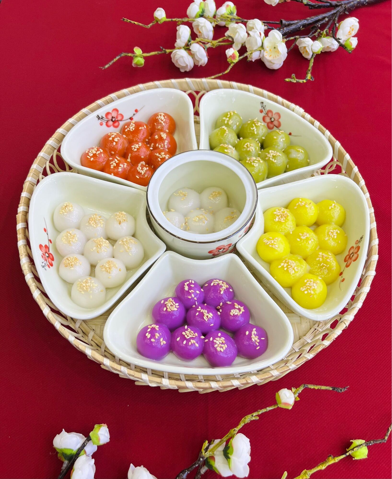Bộ đĩa 5 cánh hoa đào kèm khay mây đựng đồ ăn bánh trôi xôi bánh chay sứ bát tràng cao cấp