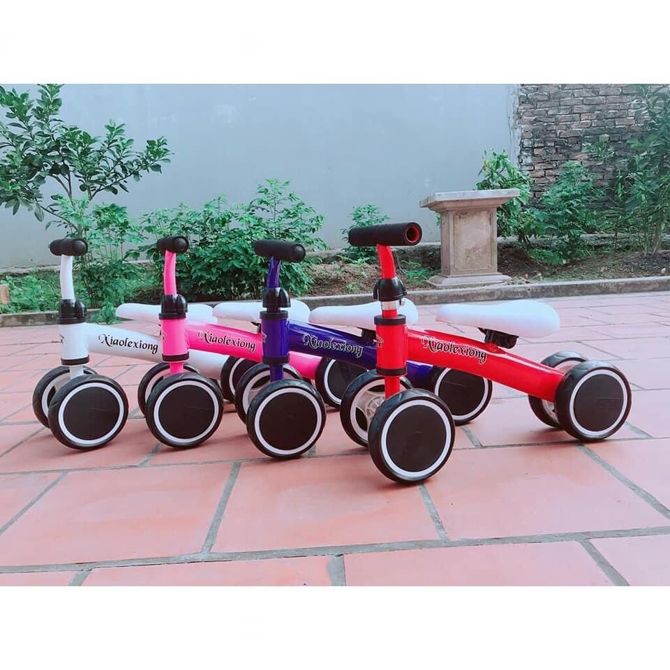 xe chòi chân cân bằng  4 bánh cho bé