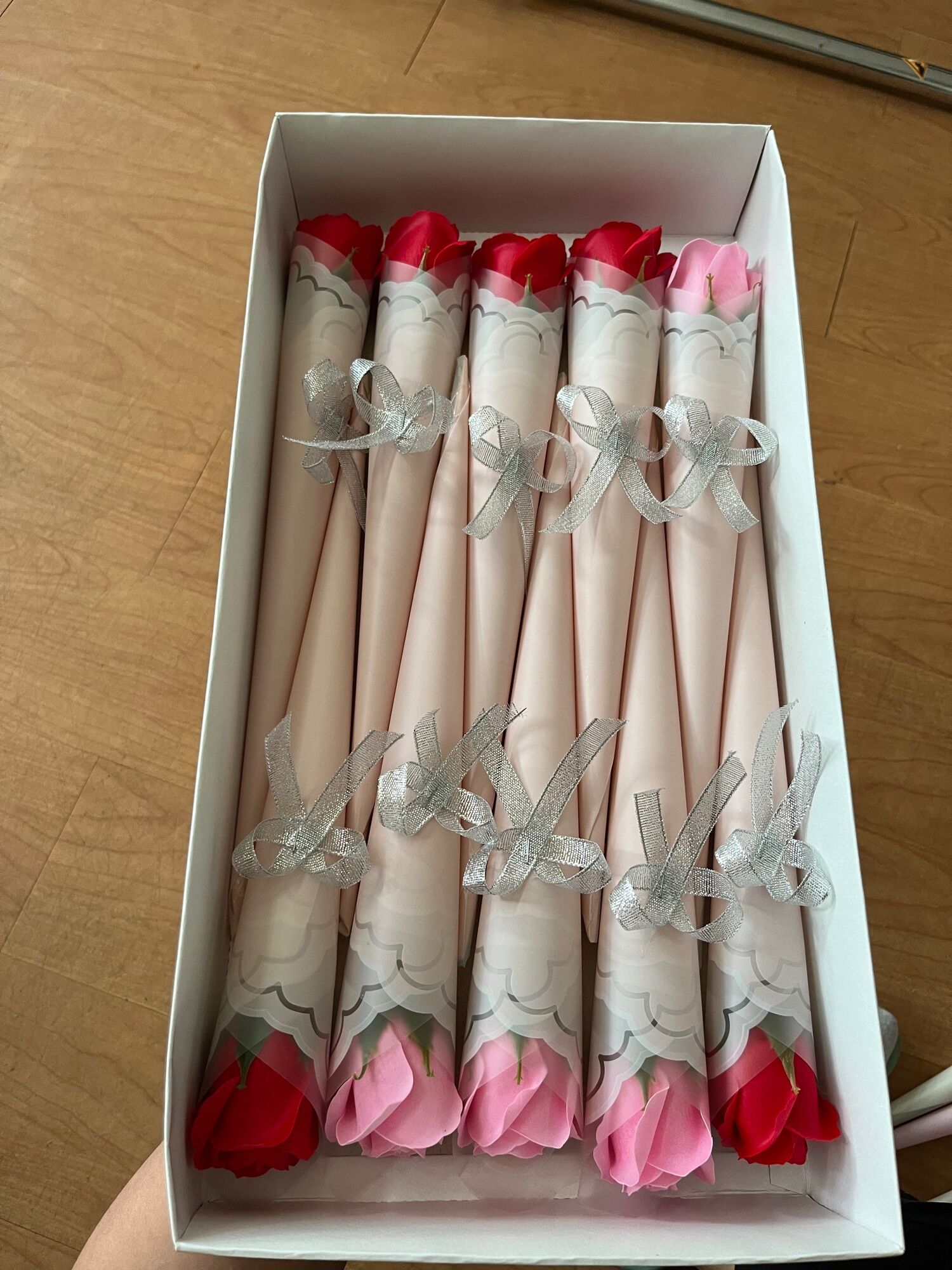 Hoa hồng sáp hồng - đỏ sỉ 50 cây