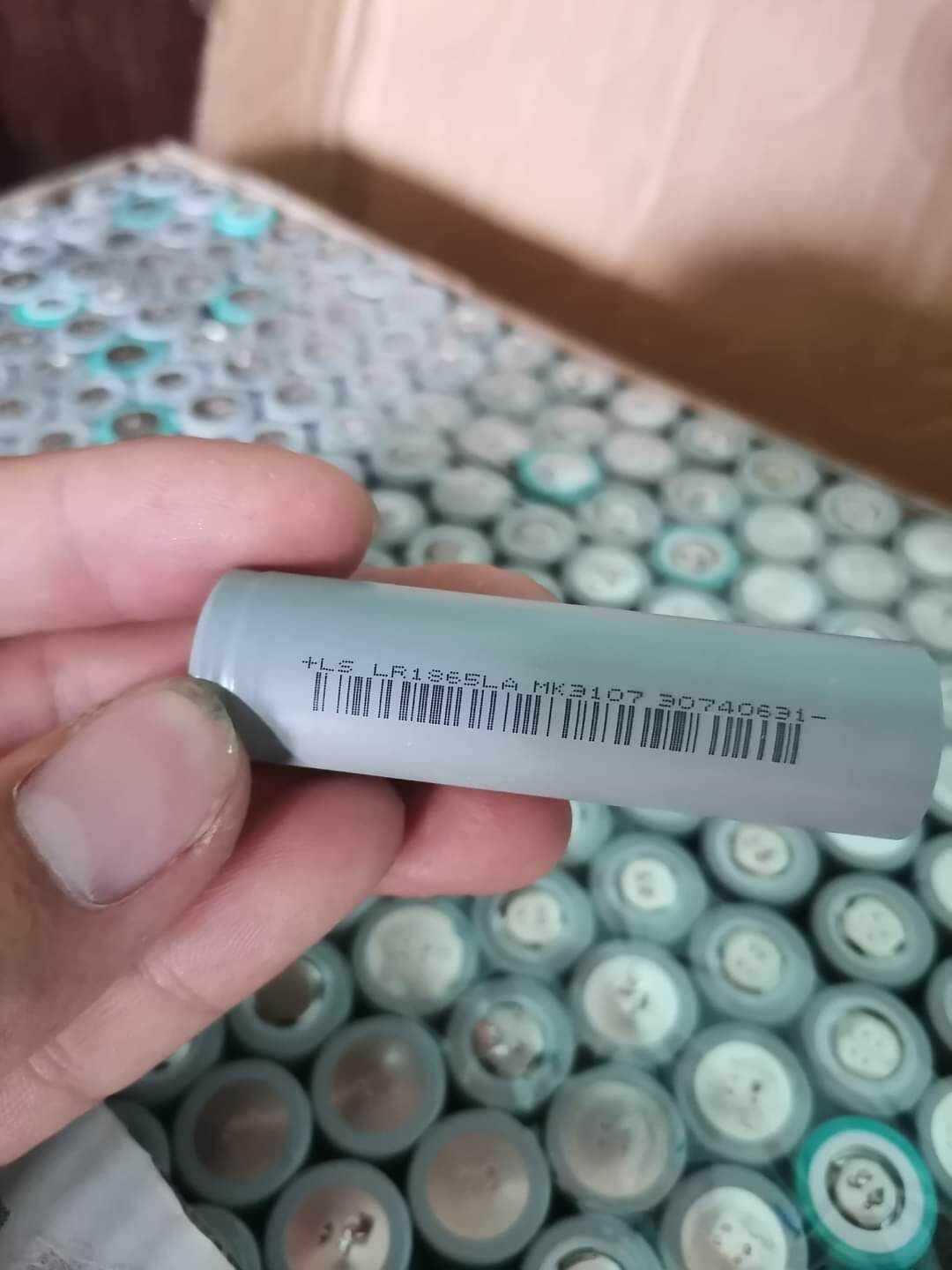 Pin lisen 18650 dung lượng 2000 xả 20a 97%