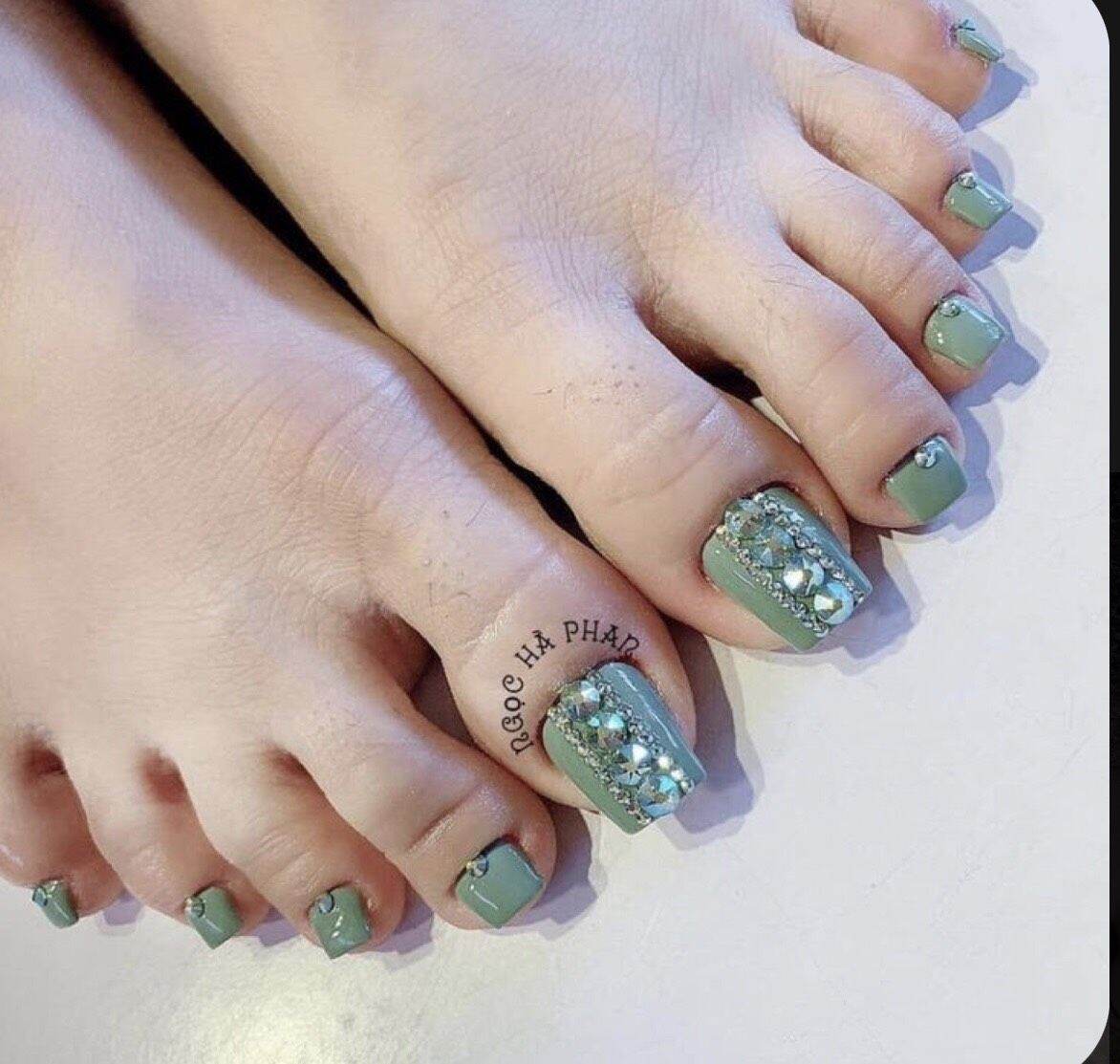 Top 10 Mẫu nail chân màu xanh ngọc đẹp nhất năm