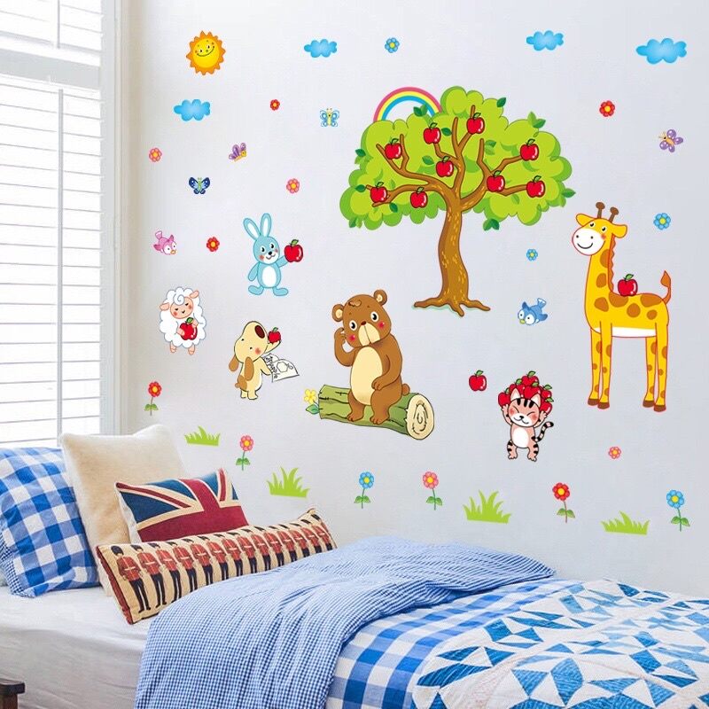 Decal dán tường trăng sao, thú và cây táo.