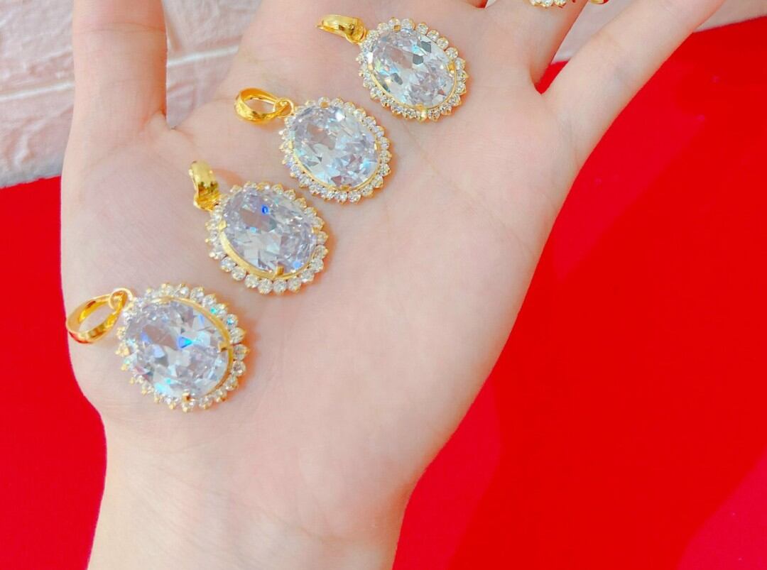 Mặt đá vàng tây non tuổi cho nữ